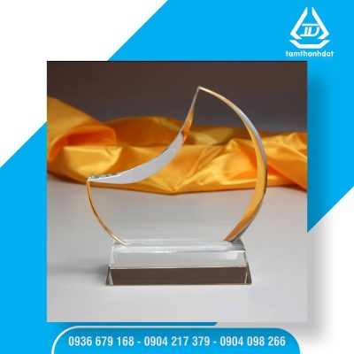 Kỷ niệm chương pha lê thiết kế theo yêu cầu tại Hải Phòng